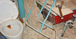 Профессиональный демонтаж перегородки ванной и туалета в Тынде - от 579 рублей